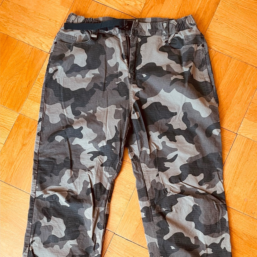 686 Men's Gray Camouflage wide fit pants